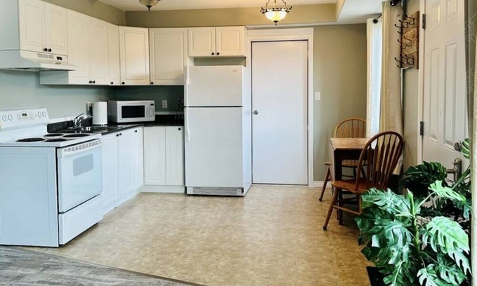 Whitehorse Apartment | Cozy suite in desirable neighborhood! Near multi-use trails and city bus stop.