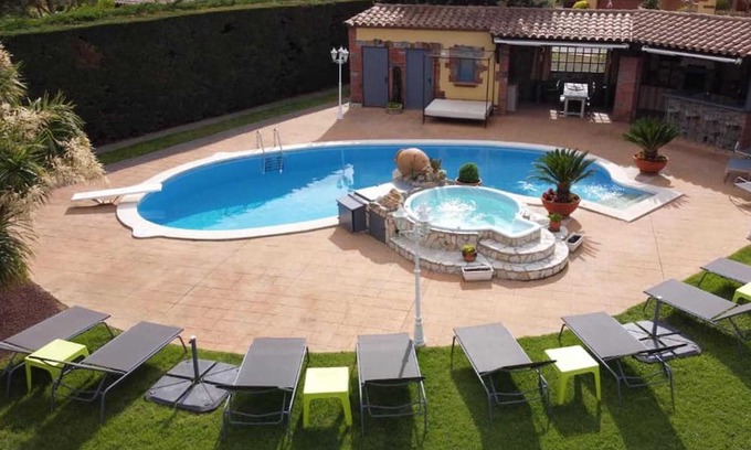 Perelada Villa | Homerez - Villa for 10 ppl. with swimming-pool, sauna and jacuzzi at Peralada