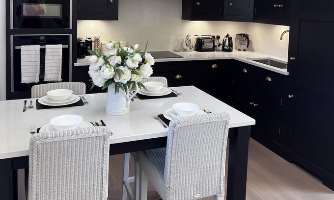 Aldingbourne House | Luxury two bed cottage not far from the festivities of Goodwood