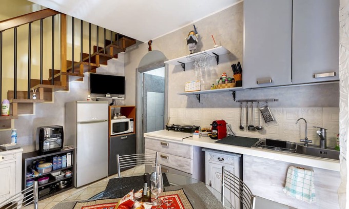 Arona Apartment | Apartment 'Ca Di Pa'' with Balcony, Wi-Fi and Air Conditioning