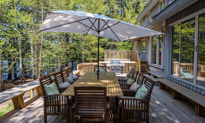 Novar House | Lakefront- Sauna, HotTub, WFH, Gym, Dock, kayaks
