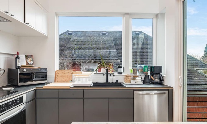 Central District House | Central District Modern Townhome w/Downtown views