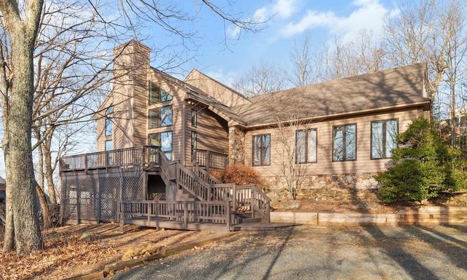 Nellysford House | Whispering Elm with Wintergreen Advantage
