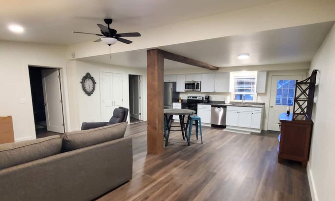South Paris Apartment | New 1 Bedroom in town. Close to ski resorts & casino.