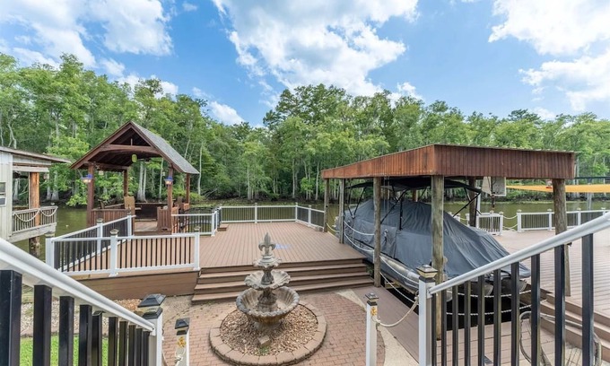 Maurepas House | House located on the Bayou-Sleeps 16. Fishing, WiFi, pool, AC, and pool table