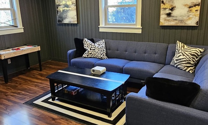 Charlotte House | Charming 4-bedroom house with AC and WiFi in superb Charlotte LoSo Area