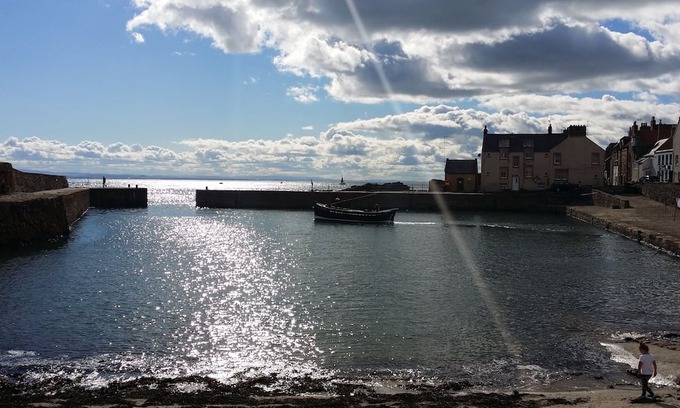 Kilrenny Apartment | Curlew Cottage just steps away from the historic harbour in Cellardyke, sleeps 6
