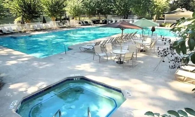 Folly Field Condo | SANDLAPPERS Folly Field Beach, Hilton Head at Fiddler's Cove walk to the beach