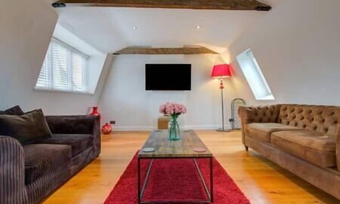 Stamford House | Central Retreat: 2-Bed, Exposed Beams