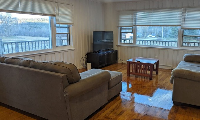 East Haven  Rutland County House | Huge four bedroom ranch with new Hot springs, hot tub 20 minutes to killington