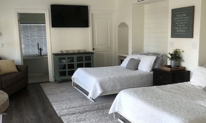 Kingsburg Apartment | Cozy and comfy country guest house