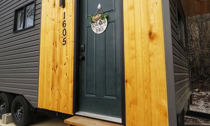 Barnhart House | Modern, Cozy Tiny House for 4 w/ washer & dryer