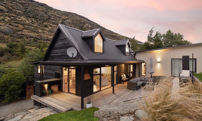 Kelvin Heights House | Silverwood Haven a cosy, secluded home with mountain views