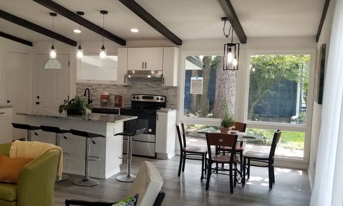 Worthington House | Modern single story bungalow. Central to major attractions-Stadiums, Golf, Zoo