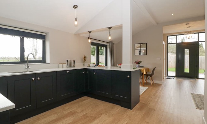 Newent Cottage | MEDLANDS, pet friendly, with a garden in Newent