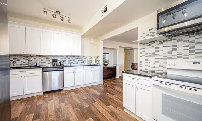 Roswell House | Cozy, spacious, private remodeled garden apartment