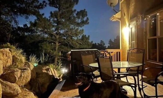 Northwest Colorado Springs House | 4BR mountain retreat, private Hot Tub, Close to Town
