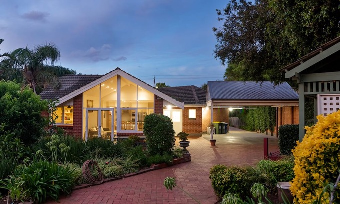 Fullarton House | The Wattle House