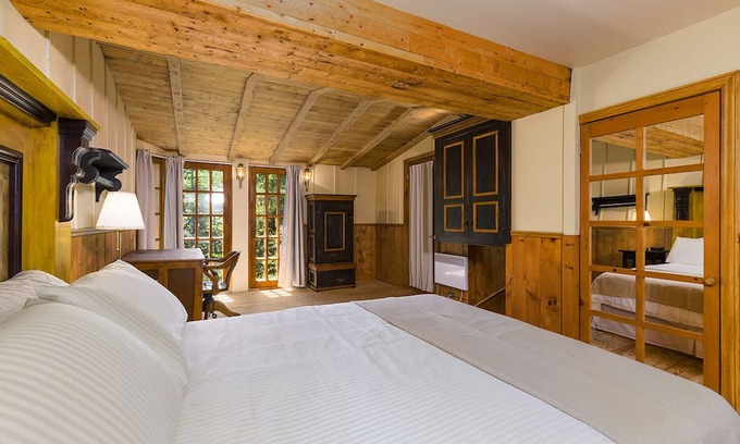 Baie-St-Paul Ski Chalet | Real cottage with a private lake