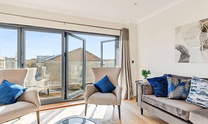Syon Apartment | 2 Bedroom Penthouse in Brentford