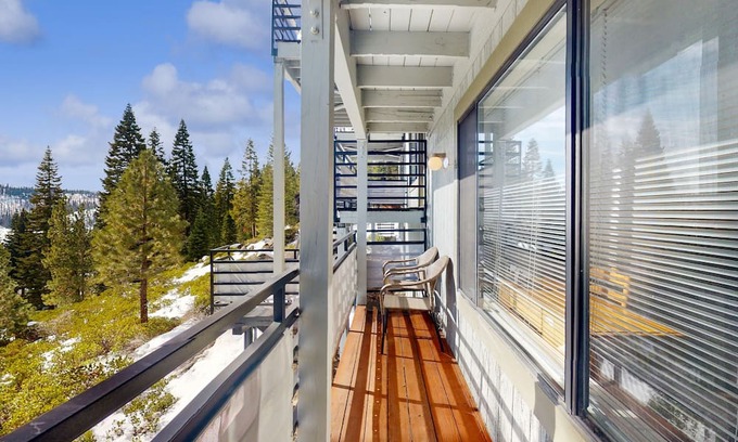 Lakeshore Condo | Comfortable condo near China Peak with updates throughout, themed rooms, & W/D