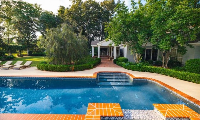 Valdosta House | Private Estate: 15 Acres, Lap Pool, 6,000 Sqft, Pond, Sleeps 15