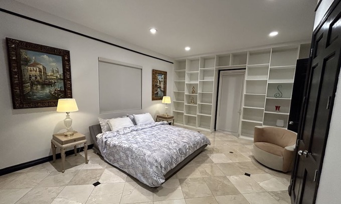 Orange House | Luxurious Villa 1 Bed + 1 Bth Stay