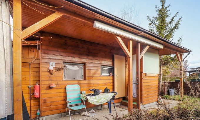Rust House | Look forward to a relaxing break in this mobile home by the lake.