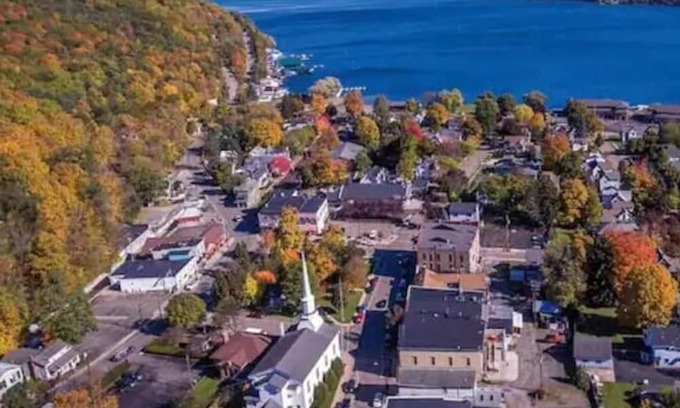 Hammondsport House | Liberty Park Manor