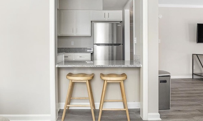 Homewood Apartment | Modern Apartment in Prime Location (ID1403X456)