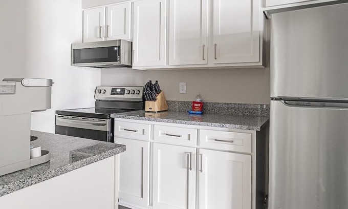 Homewood Apartment | Modern Apartment in Prime Location (ID1403X450)