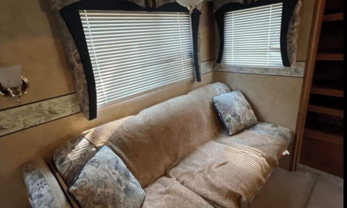 Crystal Falls RV Rental | 2006 Jayco JayFlight- Lakeside Adventures