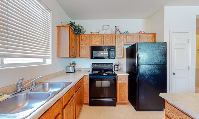 Rogers Ranch House | Comfortable home with enclosed yard, furnished patio, & washer/dryer