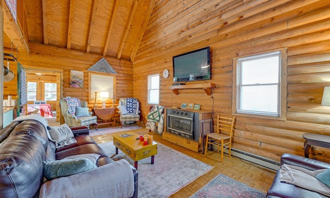 Franklin Cabin | Cozy Franklin Cabin w/ Fire Pit: 10 Mi to Downtown