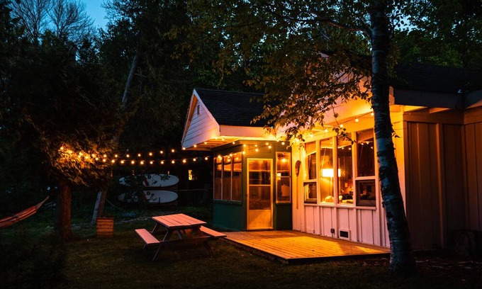 South Bruce Peninsula Cabin | Cozy 3-bedroom Nostalgic Waterfront Cabin on Lake Huron