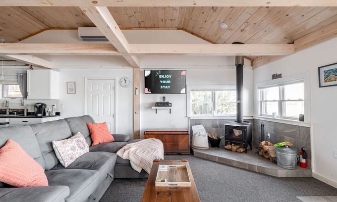 Bradley House | Cozy Cabin Escape: Waterfront Charm & Sunrise