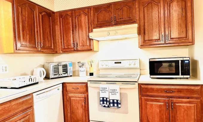 West Chester House | Ocean Palace-6 Guests-close to I-75,VOA park,W&S Tennis, King Island,Cincinnati