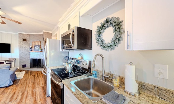 Kingsport House | Sunlit retreat with amazing mountain views, firepit, patio, AC & fireplace