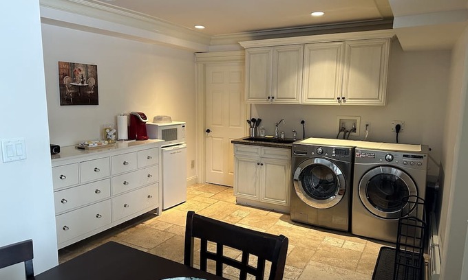 Surrey House | Cozy 2 bedroom suite near Crescent Beach/close to USA Border
