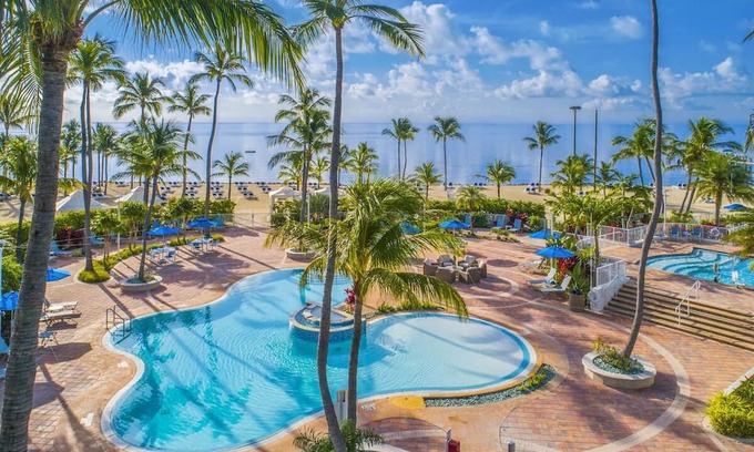 Islamorada House | Have Fun at this Beachfront Paradise with Outdoor Pools, Free Parking!