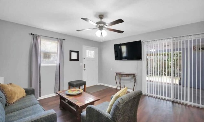 Orange Park House | Comfy Cabin Sleeps 10