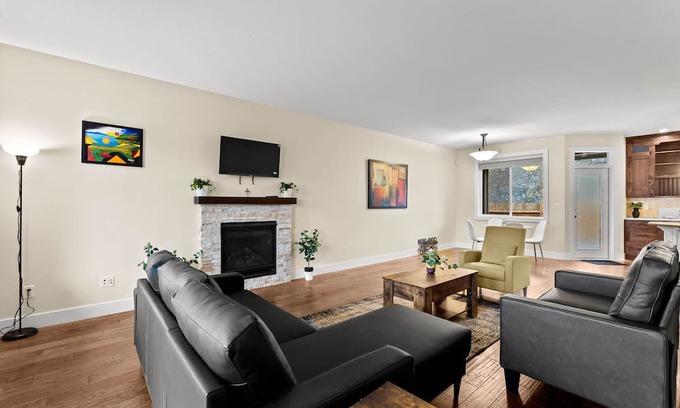 Kamloops House | King Bed, Spacious New House w/Private deck, Fast Wifi, FREE Parking