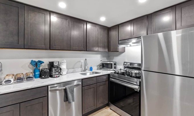 Towson Apartment | Heart of Towson|Pool|King|Parking|600Mbps|Gym
