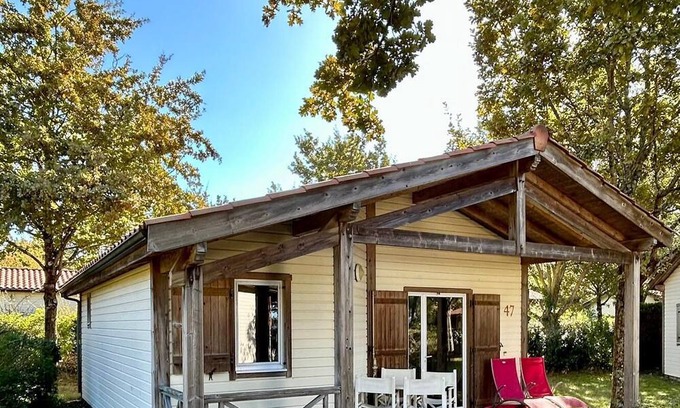 Parentis-en-Born House | Chalet 'Cabane Du Lac' with Shared Pool, Private Terrace and Wi-Fi