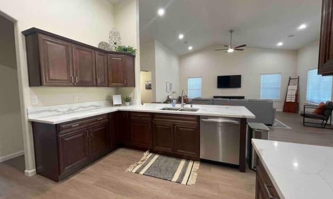 Fresno House | Fresno House Spacious 4:2 King Suite 2 Car Garage!