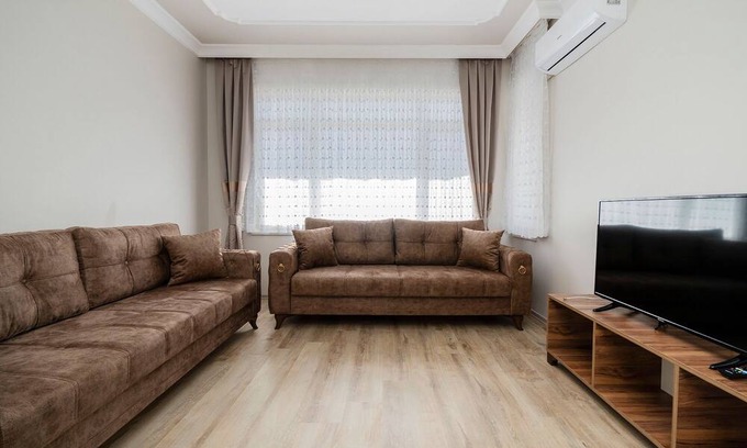Osmangazi Apartment | Huge Flat w Balcony Near Grand Mosque in Osmangazi