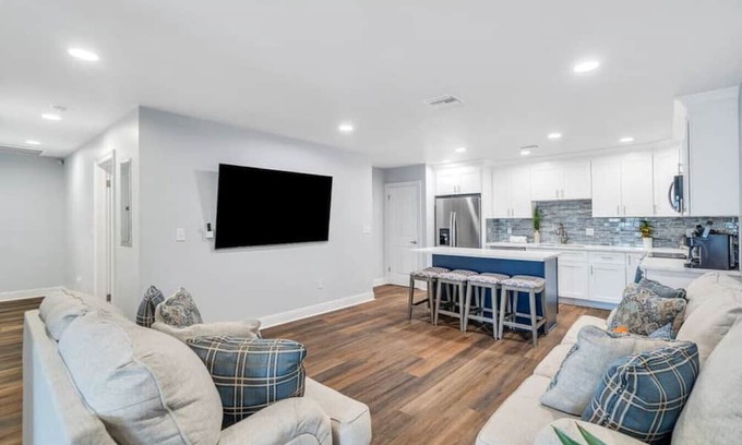 Metairie Apartment | Conveniently Located Contemporary Condos
