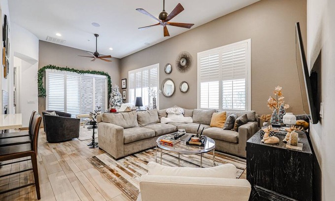 Talon Retreat House | Luxury 3br house w/heated pool + gym!