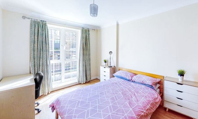 Reading City Centre Apartment | Canal Side Apartment sleeps 4 with Parking