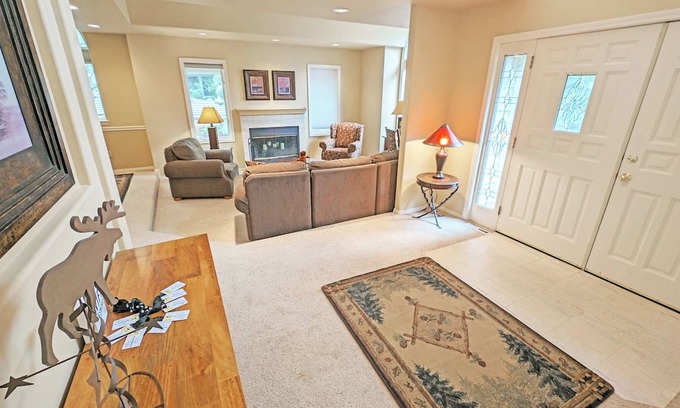 Deer Park House | Charming 3 Bd, 3 Ba, 2 Living spaces, Updated Appliances MUG06